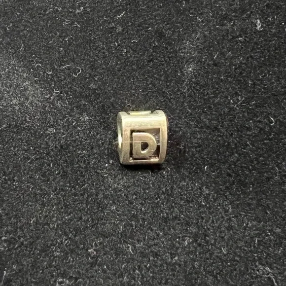PANDORA | Letter “D” charm - Picture 3 of 4